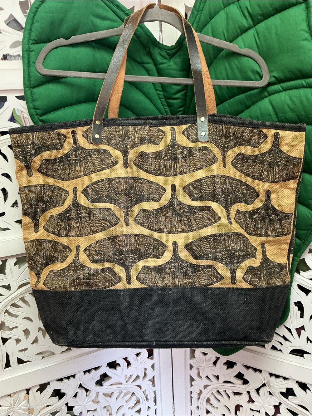 Manaola Zipper tote bag, black/beige. Jute with leather handles.